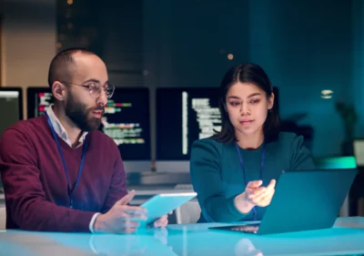 2 employees discussing NDR